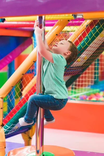 Parktaki renkli plastik topları olan çocuk..