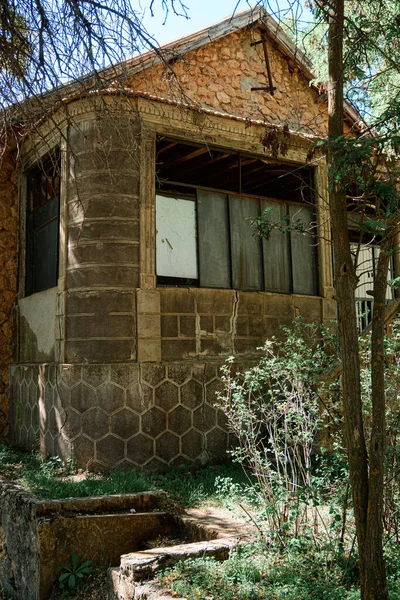 Ένα Εγκαταλελειμμένο Ξύλινο Παλιό Σπίτι Ερείπιο Και Ερείπιο Ένα Παλιό — Φωτογραφία Αρχείου