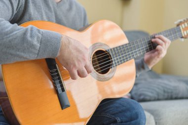 Gitar çalan adam, kapat..