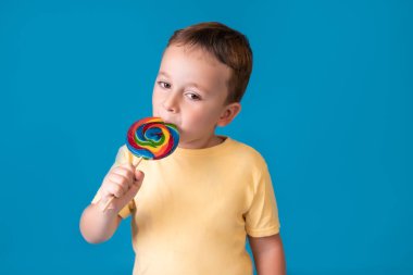 Tatlıya düşkünsün. Renkli lolipopları olan sevimli bir çocuk, planlı bir geçmişi var..