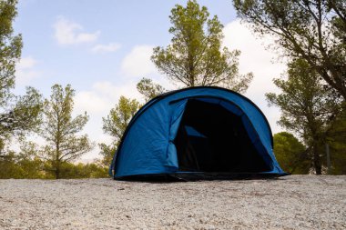 Kamp çadırı dağlarda bir açıklıkta duruyor, Rusya 'da tayga, ormanda yürüyüş, doğada dinlenmek için bir yer..