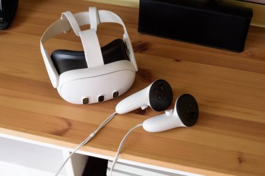 VR, iSolated White Background 'daki Sanal Gerçeklik Kulaklığı. Yenilikçi Teknoloji Oyun Aletleri.