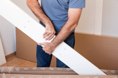 Evinde yeni mobilya montajı yapan adam..