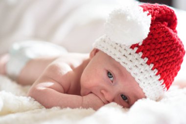 Beyaz arka plan üzerinde izole Noel şapka içinde çok güzel bir bebek.