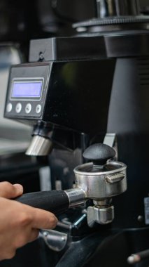 Genç barista kahve hazırlama