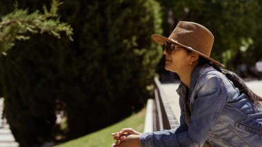 Genç turistler Madrid 'de bir yaz öğleden sonrası gezintisinin tadını çıkarıyorlar.