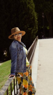 Genç turistler yaz akşamlarının tadını çıkarıyorlar.