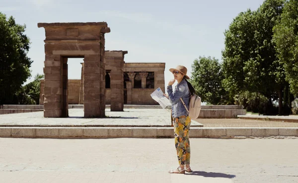 Unga Turister Som Besöker Arkeologiska Ruiner Den Europeiska Kontinenten — Stockfoto