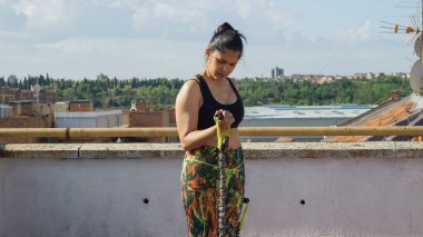 Yazın egzersiz yapan genç bir kadın.