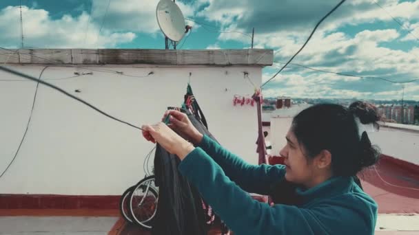 Młoda Latynoska Kobieta Wisi Ubrania Dachu Domu Zimowe Popołudnie Podczas — Wideo stockowe