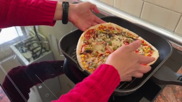 Uma Pessoa Está Segurando Uma Fatia Pizza Uma Panela Pizza — Vídeo de Stock