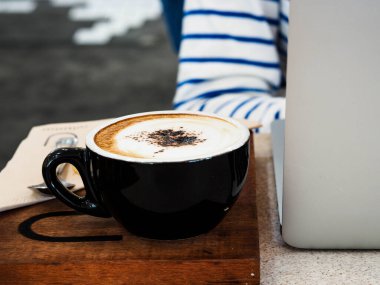  Dizüstü bilgisayarın yanında sıcak kahve fincanı, programcı çalışma istasyonu