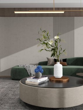 Dekoratif vazolar, kitaplar ve çiçeklerle süslü modern bir sehpanın yakın görüntüsü yeşil kadife kanepe ve desenli duvar paneli olan rahat bir oturma odasında..