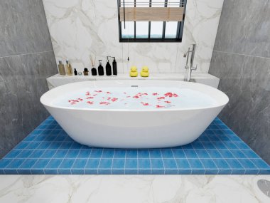 Modern banyo, mavi fayansların üzerinde serbest beyaz bir küvet gri mermer duvarlar, içinde havlular olan ahşap bir raf ve cam bir duş. Tarafsız tonlara ve doğal dokulara sahip minimalist bir tarz.