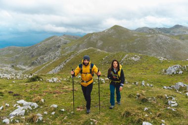 Sırt çantalı dağcılar dağa tırmanıyor. Açık hava sporları.