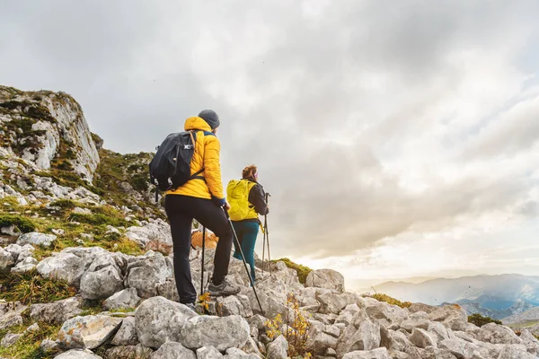 Deux Alpinistes Sur Sentier Randonnée Équipé Sac Dos Vêtements Chauds — Photo