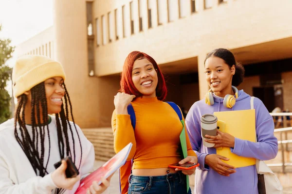 Três Meninas Latinas Amigos Colegas Conversando Alegremente Quando Saem Campus — Fotografia de Stock
