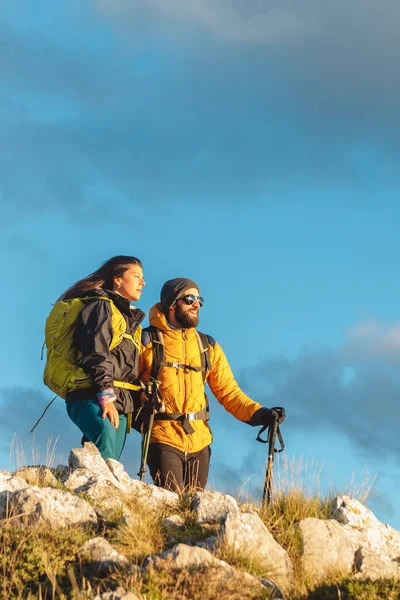 Чоловік Жінка Рюкзаками Пішохідними Полюсами Розглядають Захід Сонця Вершини Гори Стокова Картинка