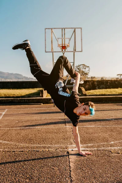 Teenager Boy Dancing Breakdance Basketball Court Hip Hop Culture Street — Stockfoto