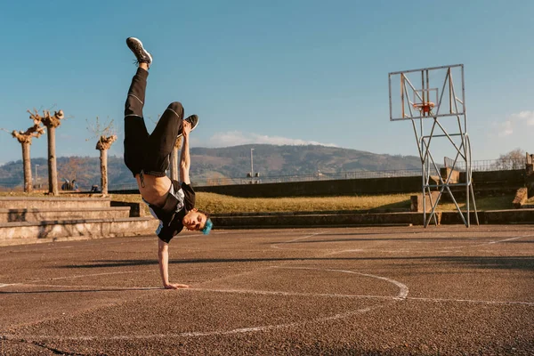 Teenager Boy Dancing Breakdance Basketball Court Hip Hop Culture Street — Stockfoto