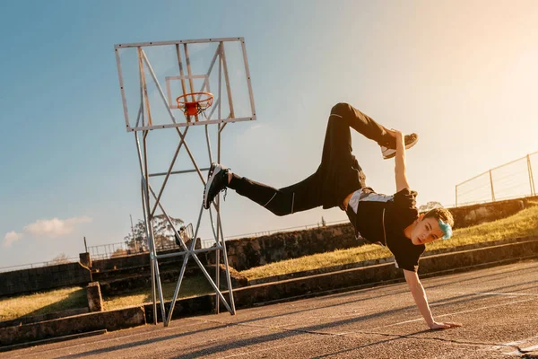 Tonårspojken Dansar Breakdance Basketplan Hiphop Kultur Gatu Och Ungdomskultur Gatudansare — Stockfoto