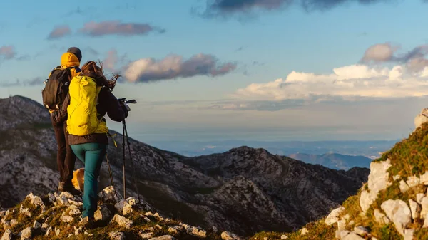 Couple Alpiniste Contemplant Horizon Depuis Sommet Une Montagne Randonneurs Faisant — Photo