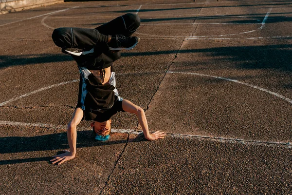 Teenage Boy Breakdancing Floor Basketball Court Caucasian Male Doing Headstand — Stock Photo, Image