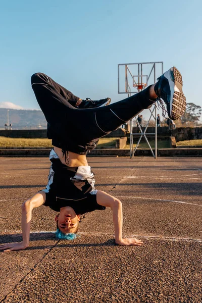 Tonårspojkens Breakdance Basketplan Kaukasisk Man Som Gör Ett Headstand Ungdoms — Stockfoto