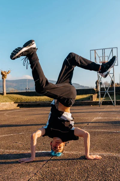 Adolescente Bailando Breakdance Suelo Una Cancha Baloncesto Hombre Caucásico Haciendo — Foto de Stock