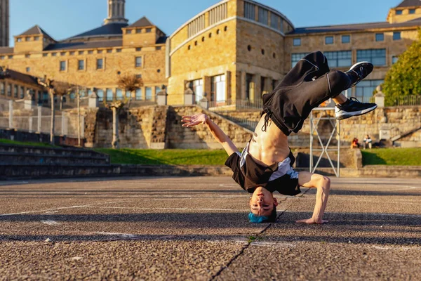 Horisontellt Fotografi Gatudansare Som Utför Ett Akrobatiskt Stunt Tonårspojkens Breakdance — Stockfoto
