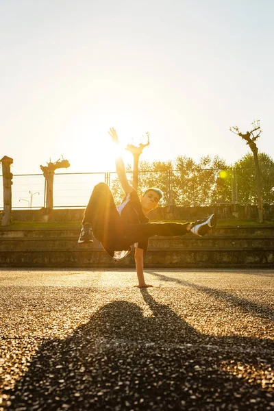 Vertikalt Fotografi Gatudansare Som Utför Ett Akrobatiskt Trick Tonårspojkens Breakdance — Stockfoto