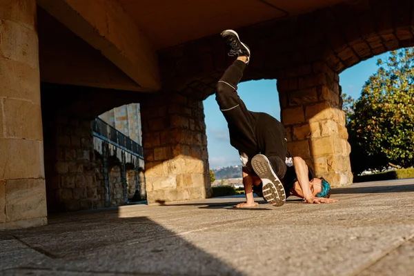 Tonårspojkens Breakdance Och Akrobatik Gatudansare Vid Solnedgången Ungdomskultur Och Hiphop — Stockfoto