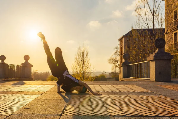 Tonårspojkens Breakdance Och Akrobatik Gatudansare Vid Solnedgången Ungdomskultur Och Hiphop — Stockfoto
