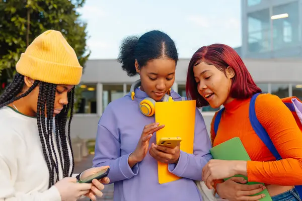 Gruppo Multirazziale Tre Ragazze Adolescenti Insieme Utilizzando Uno Smartphone All — Foto Stock
