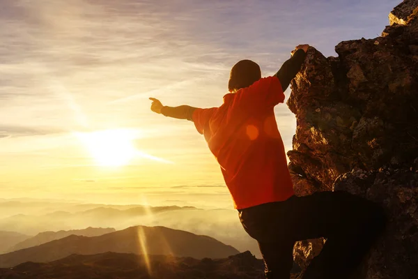 Невпізнаваний Чоловік Який Піднімається Гору Мотузки Розглядаючи Пейзаж Заході Сонця Стокове Фото