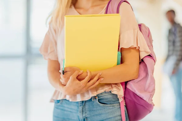 Nierozpoznawalna Młoda Biała Dziewczyna Trzymająca Przybory Szkolne Różowy Plecak Korytarzu — Zdjęcie stockowe