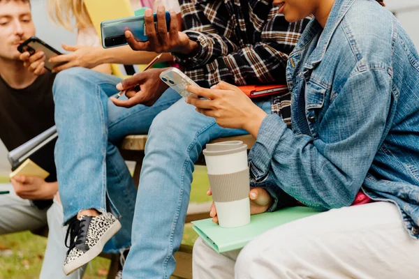 Πολυφυλετική Και Ποικιλόμορφη Ομάδα Μαθητών Που Χρησιμοποιούν Smartphones Τους Ένα — Φωτογραφία Αρχείου