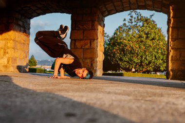 Genç beyaz çocuk breakdance yapıyor. Gençlik kültürü. Hip hop kültürü. Sokak dansçısı