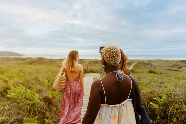 Három Multiracionális Női Barátból Álló Csoport Együtt Sétál Strandra Egy — Stock Fotó