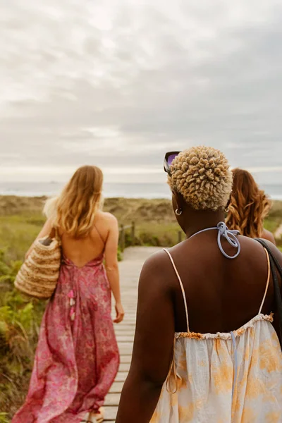 3人の多人種間の女性の友人のグループは ある夏の日にビーチに集まります 夏休みとフリータイムのコンセプト — ストック写真