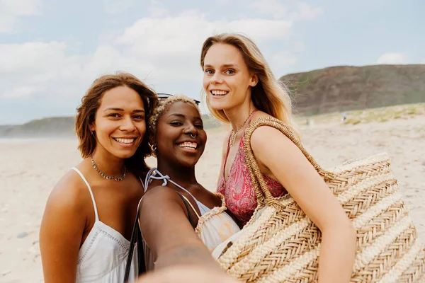 해변에서 셀카를 소녀의 다인종 시간을 보내는 우정과 메모리 만들기 — 스톡 사진