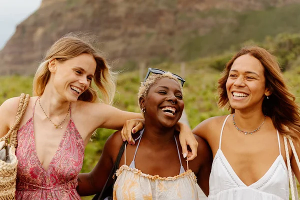 해변에서 친구의 미소와 시간을 보내고 해변에서 여성의 다인종 — 스톡 사진
