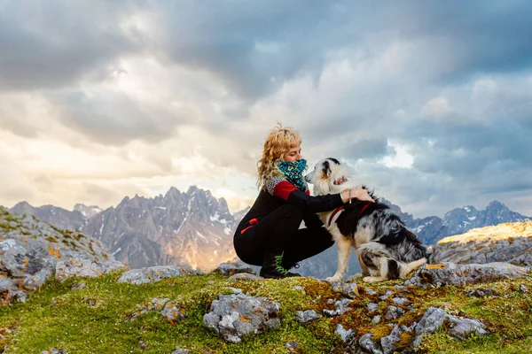 Молода Альпіністка Погладжує Грає Своєю Собакою День Гірських Походів Подорожі Стокове Фото