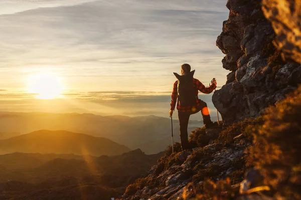 Людина Ззаду Рюкзаком Альпініст Пішохідними Полюсами Які Планують Захід Сонця Стокова Картинка