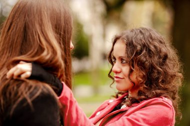 Genç Latin kız sevgilisinin gözlerinin içine bakarak aşk jesti yapıyor. çift ilişkileri.