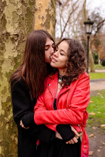 이성애 커플을 포옹하고 가을에 공원에서 부부의 복잡성 사랑과 — 스톡 사진