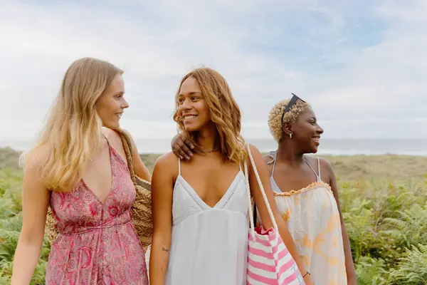 여름에 해변에서 여성의 다인종 연합과 우정의 — 스톡 사진