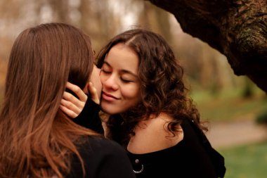 Alternatif ve rockçı aşıklar parkta öpüşüyorlar. Birlik ve suç ortaklığı.