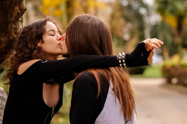 Pareja Heteresexual Enamorada Dándose Afecto Besos Parque Unidad Complicidad —  Fotos de Stock