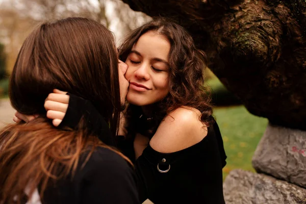 Heteresexual Couple Love Giving Each Other Affection Kisses Park Unity — Stock Photo, Image